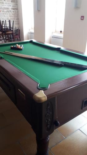 a pool table with a green cloth at Chambres d'hôtes la Chaumière in Arcy-sur-Cure