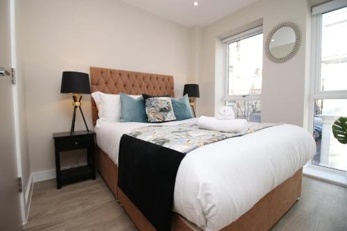 sypialnia z dużym łóżkiem i lustrem w obiekcie Casablanca 3 - Cardiff Bay - 2 Bed Apartment w Cardiff