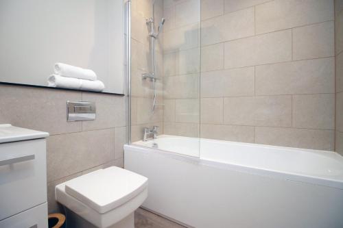 łazienka z wanną, toaletą i umywalką w obiekcie Casablanca 3 - Cardiff Bay - 2 Bed Apartment w Cardiff