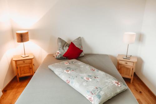 Un pat sau paturi într-o cameră la Ferienwohnung Christine Fischer
