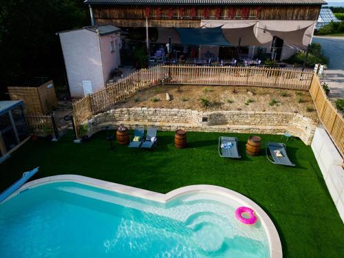 an overhead view of a swimming pool in a backyard at L'Escale Occitane in Alzonne