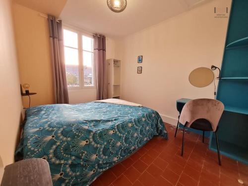 une chambre avec un lit, un bureau et une chaise dans l'établissement Art déco, à Autun