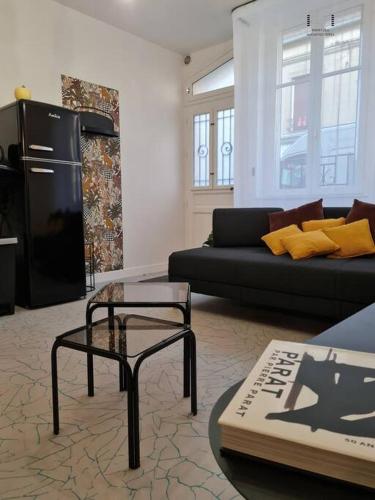 un salon avec un canapé et une table basse dans l'établissement Art déco, à Autun