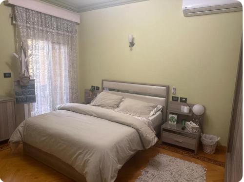 ein Schlafzimmer mit einem Bett und einem Fenster in der Unterkunft Cozy room in Kairo