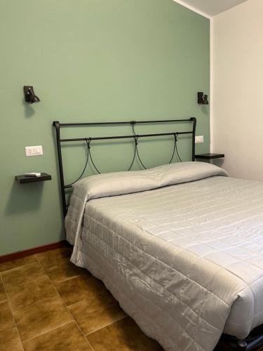 a bedroom with a bed in a room at Bidd’e Majori in San Priamo
