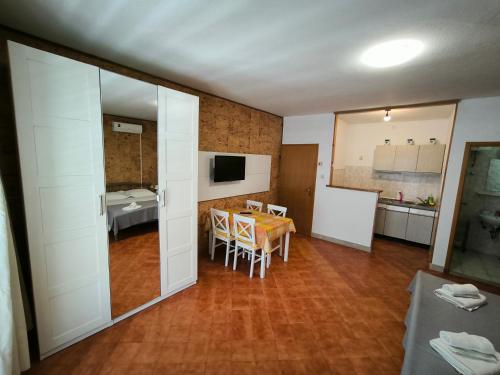 sala de estar con mesa y cocina en Apartments Marina, en Makarska