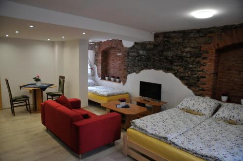 1 dormitorio con 2 camas y pared de ladrillo en Chalupa u Žižky en Jiřetín pod Jedlovou