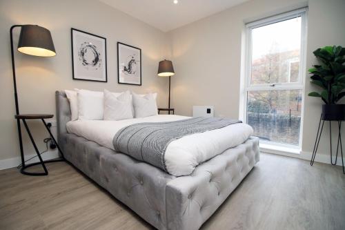 Postel nebo postele na pokoji v ubytování Casablanca 5 - Cardiff Bay - 1 Bed Apartment