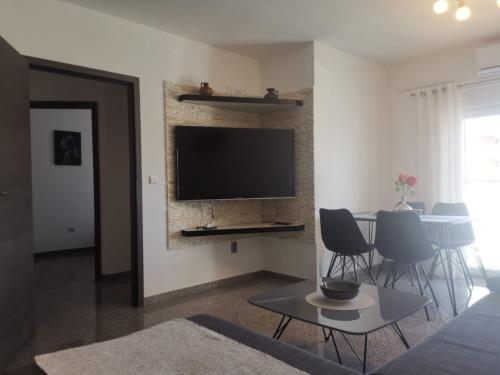Μια τηλεόραση ή/και κέντρο ψυχαγωγίας στο Apartments Amfora Valbandon