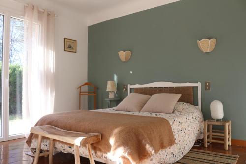 une chambre avec un lit et une grande fenêtre dans l'établissement AigaSurfHouse, à Azur