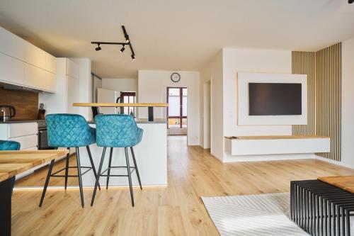 a kitchen and living room with a table and chairs at City-Deluxe in Braunschweig in Braunschweig