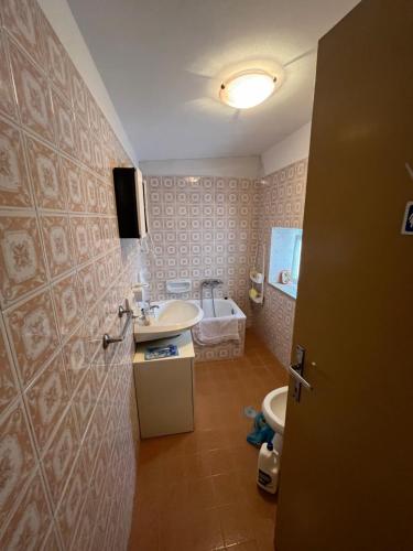 een badkamer met een wastafel, een toilet en een bad bij Peaceful Holiday in Macchie
