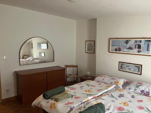 een slaapkamer met een bed en een spiegel bij Peaceful Holiday in Macchie