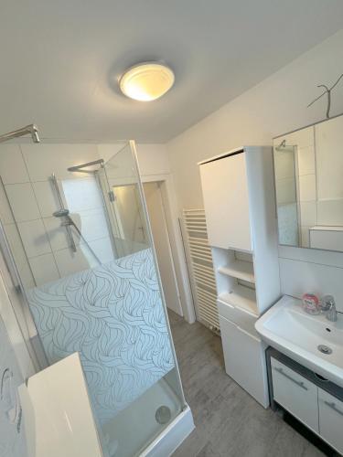 małą łazienkę z prysznicem i umywalką w obiekcie Apartment Mimi Homes Cologne City w Kolonii