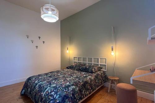 une chambre avec un lit dans une pièce dans l'établissement Tous au jardin, à Montceau-les-Mines