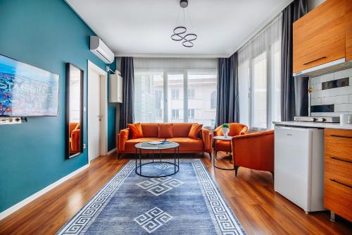 een woonkamer met een oranje bank en een tafel bij Taksim Wonder Suites in Istanbul