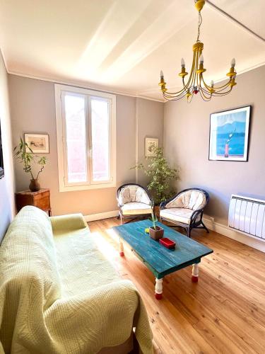 un salon avec un canapé et une table dans l'établissement Grand Appartement dans une Maison, à Bayonne