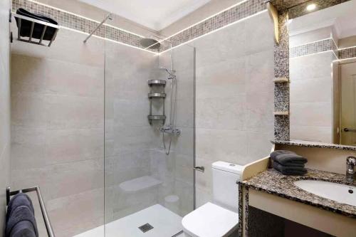 łazienka z prysznicem, toaletą i umywalką w obiekcie Bungalow La Roca w Costa Teguise