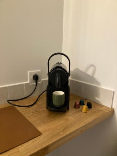 un grille-pain posé sur une table en bois dans l'établissement AU LION D OR, à Auxerre