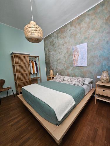 een slaapkamer met een groot bed in een kamer bij Pangea in Trani