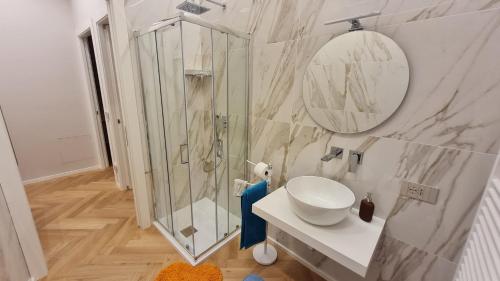 La salle de bains est pourvue d'une douche, d'un lavabo et d'un miroir. dans l'établissement Apartament Bologna-Stadio 2, à Bologne