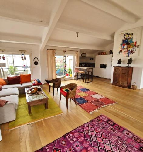 un salon avec un canapé et une table dans l'établissement Prado Spacious and Sunny Loft in Marseille, à Marseille