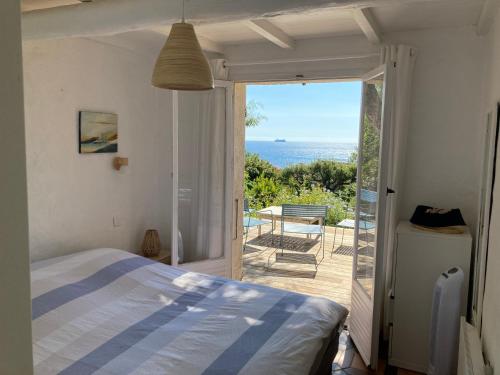 une chambre avec un lit et une vue sur l'océan dans l'établissement VILLA CORSE DU SUD à 200m de la plage, à Zonza