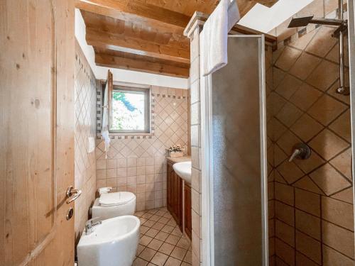 a bathroom with a toilet and a sink at Villetta a schiera, giardino privato e box doppio in San Pietro