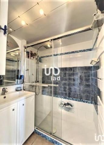 une salle de bain avec une douche en verre et un lavabo dans l'établissement Haut de Mazet vue mer et piscine partagée, à Roquebrune-sur Argens