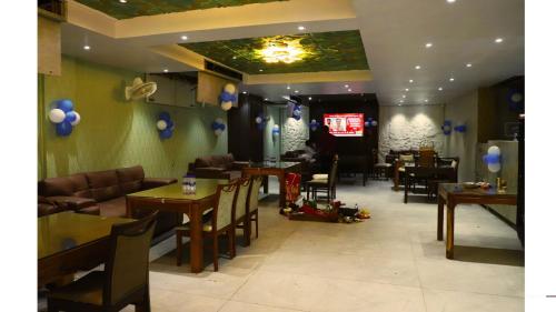 Hotel Kamakhya Inn By BookingCare tesisinde bir restoran veya yemek mekanı
