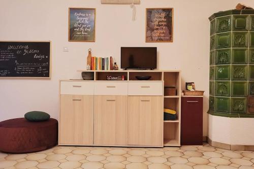 a room with a tv and a shelf with a television at Colourful 2.5 Bedroom With Large Balcony & Garden. in Prinzersdorf