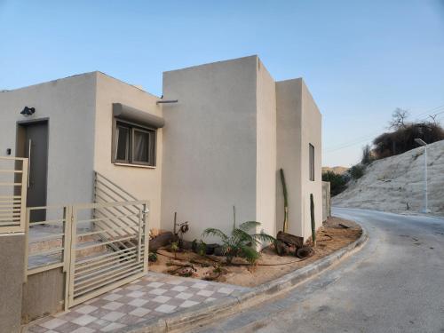 a house on the side of a road at בצל ההר in Ein Tamar 