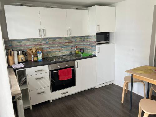 eine Küche mit weißen Schränken und einem Waschbecken in der Unterkunft 3 Rooms Apartment in Hannover Wifi free in Hannover