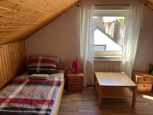 ハノーファーにある3 Rooms Apartment in Hannover Wifi freeの小さなベッドルーム(ベッド1台、窓付)