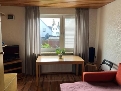 sala de estar con mesa y ventana en 3 Rooms Apartment in Hannover Wifi free, en Hannover