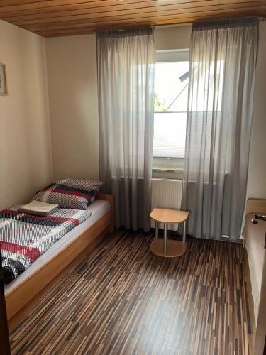 Schlafzimmer mit einem Bett, einem Tisch und einem Fenster in der Unterkunft 3 Rooms Apartment in Hannover Wifi free in Hannover