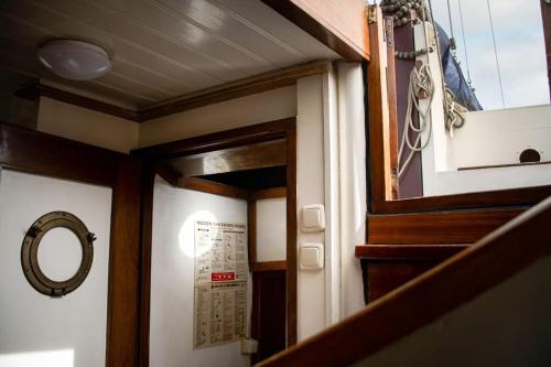 Una puerta de un barco con un cartel en ella en Uniek verblijf op slaapschip (tot 20 personen) nabij het centrum van Leeuwarden, en Leeuwarden