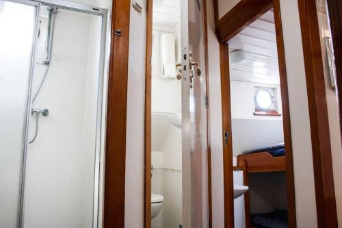 Kamar mandi di Uniek verblijf op slaapschip (tot 20 personen) nabij het centrum van Leeuwarden
