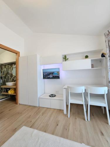 Una televisión o centro de entretenimiento en MiniMaison