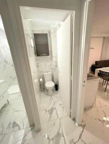 Un baño con inodoro y un televisor en la pared. en Evasion Cannoise, en Cannes