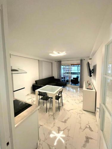 una cocina y una sala de estar con mesa y sillas. en Evasion Cannoise, en Cannes