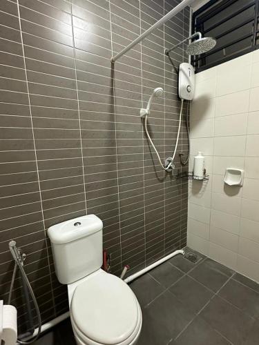 Bilik mandi di Plazio 1 Bedroom & Studio