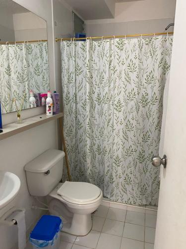 łazienka z toaletą i zasłoną prysznicową w obiekcie APARTAMENTO COMPLETO 3 HABITACIONES - 2 AIRE ACONDICIONADOS w mieście Valledupar