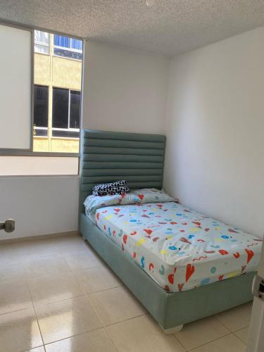 sypialnia z łóżkiem w pokoju z oknem w obiekcie APARTAMENTO COMPLETO 3 HABITACIONES - 2 AIRE ACONDICIONADOS w mieście Valledupar