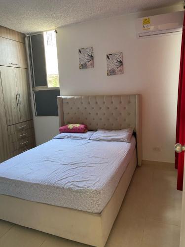 Dormitorio pequeño con cama con cabecero en APARTAMENTO COMPLETO 3 HABITACIONES - 2 AIRE ACONDICIONADOS, en Valledupar