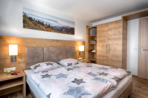 Ένα ή περισσότερα κρεβάτια σε δωμάτιο στο Residenz Grafenmatt "Feldbergblick" direkt an der Skipiste und den Wanderwegen