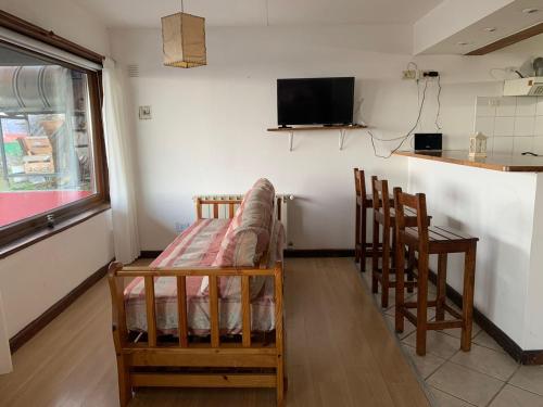 ウシュアイアにあるMirando al canalの二段ベッド1組と椅子2脚が備わる客室です。