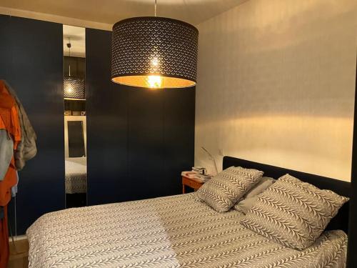 - une chambre avec un lit et une grande lampe dans l'établissement Charming and Cosy house in Paris - maison individuelle à Paris, à Paris