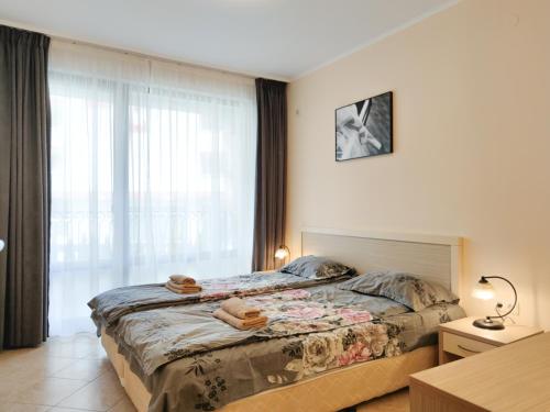 A bed or beds in a room at Royal Sun Holiday Apartments