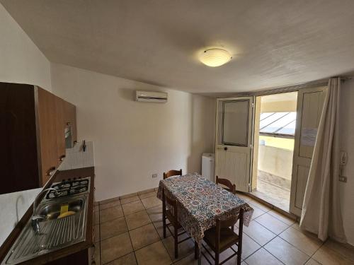 een keuken met een tafel en een tafel en een raam bij Sicilia Bella in Mazara del Vallo
